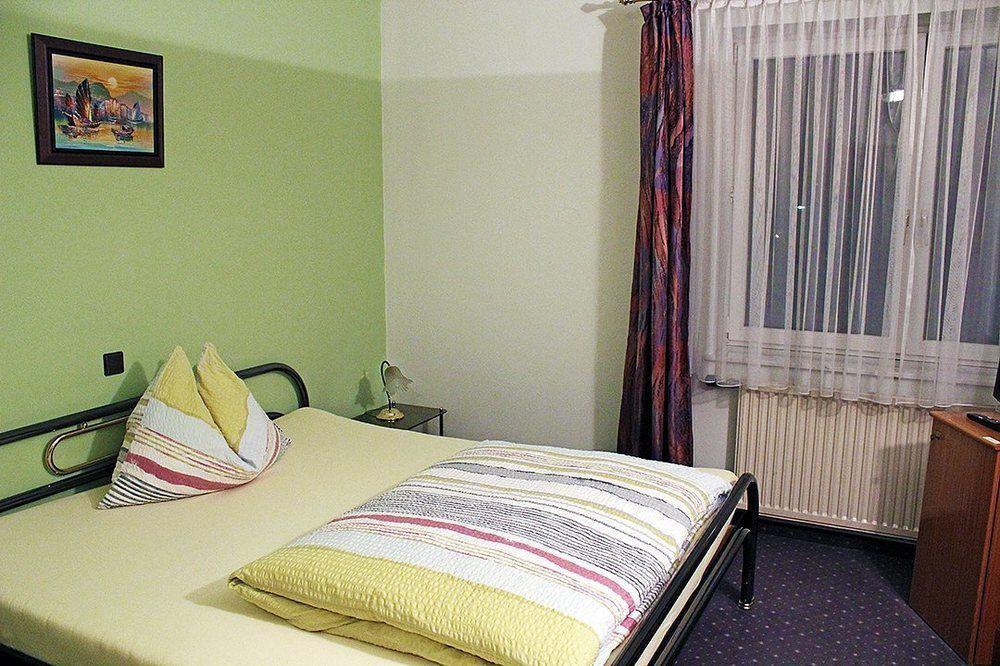 Pension Erlaa Виена Екстериор снимка